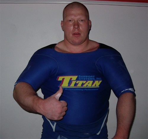 lag_FM_bank_ove_gillar_sin_titanskjorta