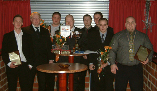 glada_killar_med_priser_efterat_igen