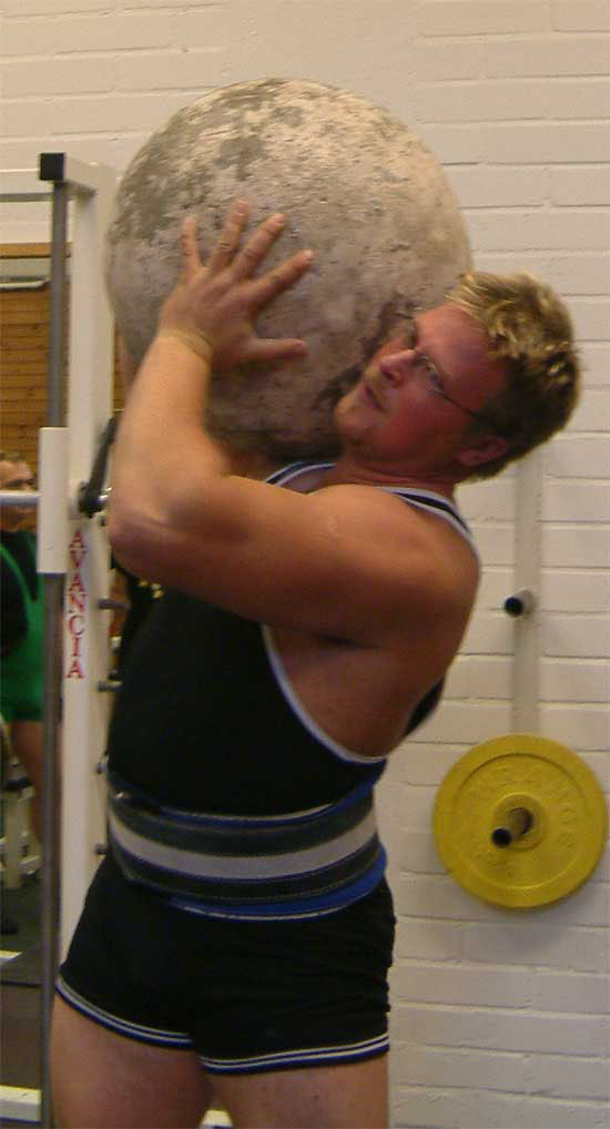 jonas_112kg_sten_pa_axeln
