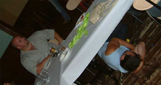 fest_bade_ovan_och_under_bordet