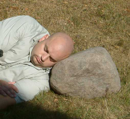 kenta_har_en_sten_som_huvudkudde_darfor_ar_han_sa_hard